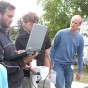 Studenten der Uni Köln führen im Freigelände geomagnetische Messungen vor.