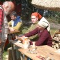 Im Freigelände werden mittelalterliche Handwerkstechniken vorgeführt. Vier mittelalterlich gewandete Akteure zeigen zum Beispiel das Löffel-Schnitzen, die Herstellung von Lederschuhen und das Sticken.