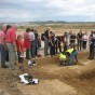 Fachstudenten legen weitere römische Gräber frei und werden dabei von zahlreichen Besuchern beobachtet.
