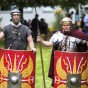 Zwei Soldaten aus der Römerzeit mit rot-gelben Schilden.