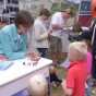Kinder an einem Informationsstand der LVR-Landsynagoge Rödingen.