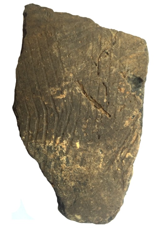 Dieses Gefäßfragment ist mit mehreren parallelen Linien verziert, welche in Gruppen angeordnet sind. Es handelt sich dabei um eine sogenannte Kammstrichverzierung. Das Keramikstück besitzt eine dunkelbraune Färbung mit gelblichen Flecken und datiert in die mittlere Eisenzeit.