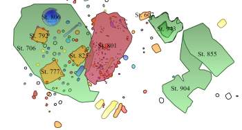 Auf der Abbildung zu erkennen ist der Phasenplan des Gesamtplatzes. Die vorgeschichtlichen Befunde in violett umfassen einige kleine Gruben im Zentrum und im Nordosten. In rot dargestellt sind die römischen Befunde, v. a. eine große (Lehmentnahme-)Grube im Südosten, die Pflasterung St. 801 im Osten und weitere Pfostengruben. Die Merowingerzeit, orange dargestellt, umfasst einen Brunnen im Norden, einen Ofen im Westen, sowie drei Grubenhäuser im Zentrum und weitere Pfostengruben. Karolingerzeitlich, in dunkelbau markiert, heben sich ein Grubenkomplex im Norden, ein Brunnen im Osten und einer im Zentrum hervor. Gleichzeitig ist nicht klar, ob sich der Pfostenbau, welcher sich im Zentrum NO-SW-orientiert, karolingerzeitlich oder hochmittelalterlich datiert wird. Die Laufzeit des zentralen Brunnens erstreckt sich ebenfalls bis ins Hochmittelalter, dazu kommen die Gräben im Süden der Fläche. Neuzeitlich (grün) sind vor allem das Kolluvium im Zentrum und die Lehmentnahmegruben im Osten zu datieren.