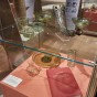 In einer Vitrine werden verschiede Schalen, Kugelbecher und ein farbig verziertes Trinkhorn aus Glas ausgestellt, die im Hambacher Forst gefunden worden sind.